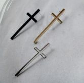 Brinco crucifixo (prata, dourado e onix)